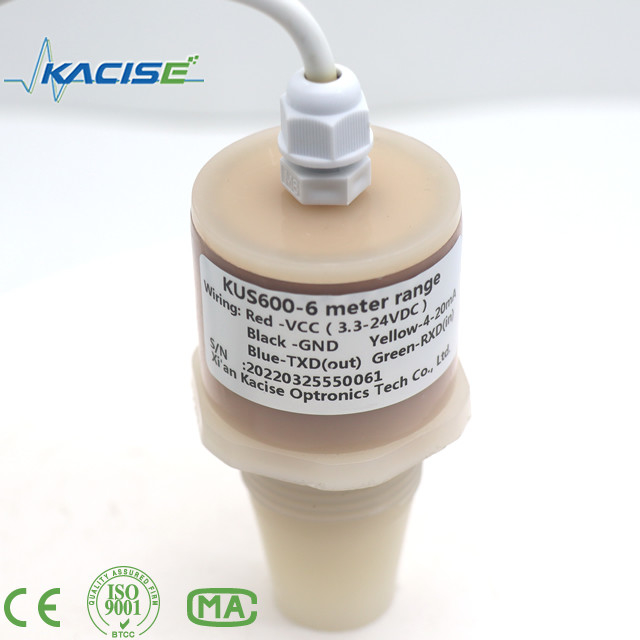 Ультразвуковой датчик KUS600 из материалов PVDF/PTFE используется для измерения расстояния и уровня жидкости.