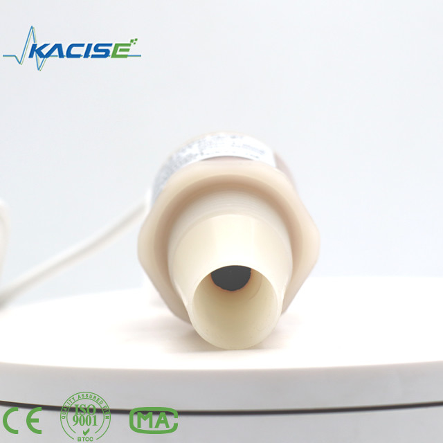 Ультразвуковой датчик KUS600 из материалов PVDF/PTFE используется для измерения расстояния и уровня жидкости.