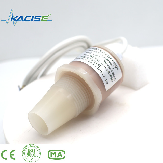 Ультразвуковой датчик KUS600 из материалов PVDF/PTFE используется для измерения расстояния и уровня жидкости.