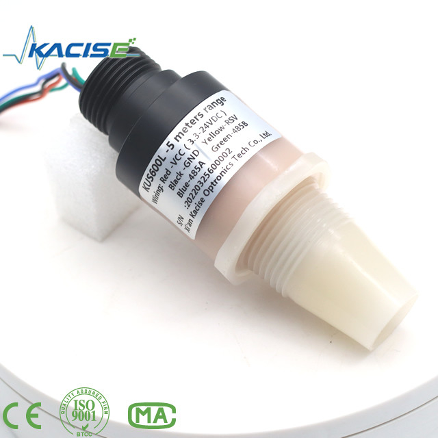 Ультразвуковой датчик KUS600 из материалов PVDF/PTFE используется для измерения расстояния и уровня жидкости.