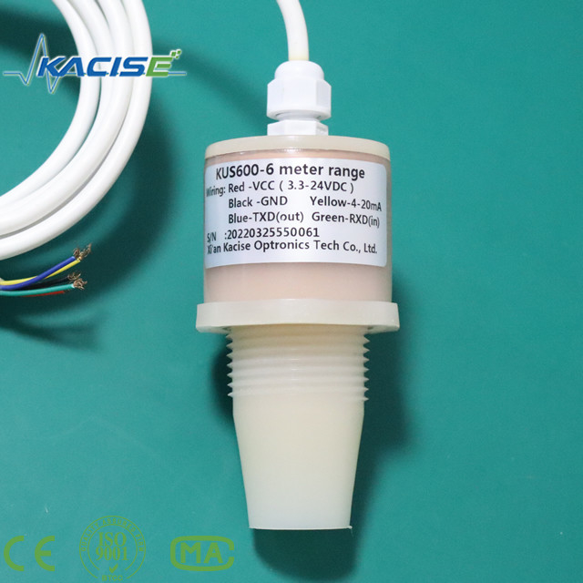 Ультразвуковой датчик KUS600 из материалов PVDF/PTFE используется для измерения расстояния и уровня жидкости.