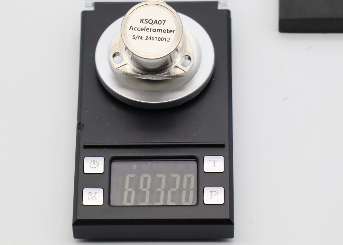 Фактор масштаба 1.2 ~ 1.6mA / G Ударно-устойчивый датчик ускорителя для прецизионных приложений
