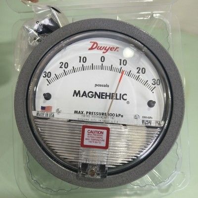 Дифференциальный датчик давления Dwyer Magnehelic 2300-60PA с диапазоном 60-0-60 Pa, точностью ± 2% и корпусом IP67.