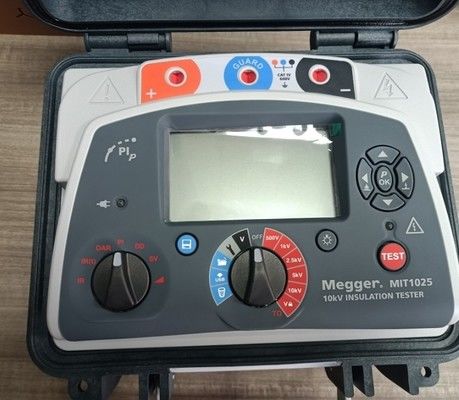 Megger MIT1025-UK Испытатель изоляции с выходом, сопротивлением 20 тераоммов, напряжением испытания 10 кВ