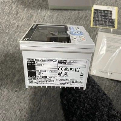 UT35A Цифровой контроллер температуры с 14-сегментным цветовым ЖК-дисплеем, контролем последовательности лестницы и Ethernet-коммуникацией